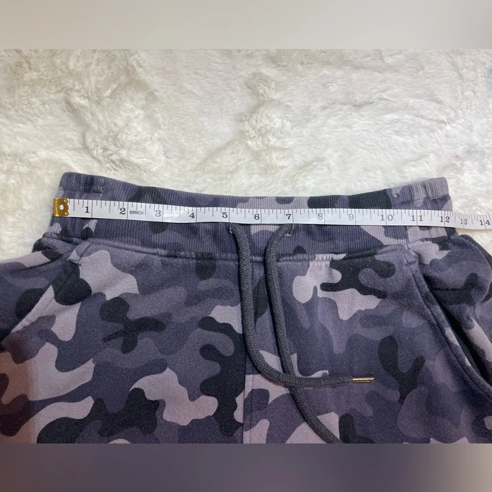 Under Armour size medium black & gray camo